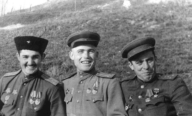 зам. командира В.И. Варенников, командир полка А.М.Воинков и начальник разведки полка И.Н. Поцелуев